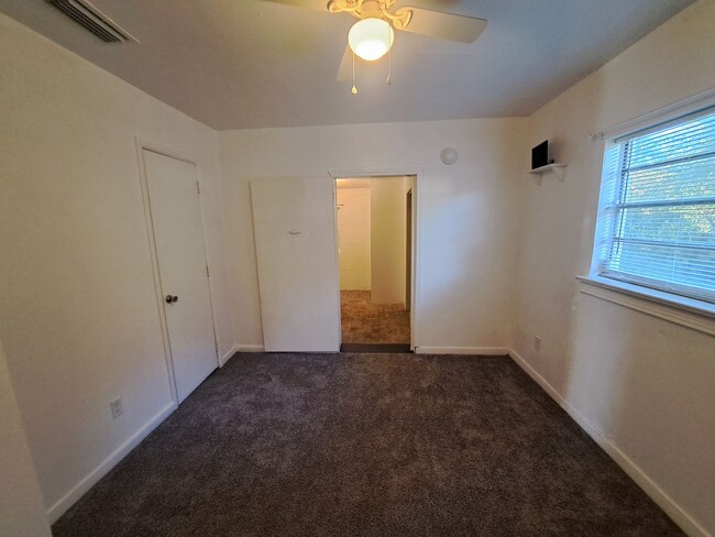 Building Photo - Recently Renovated 3BR/1BA Home!
