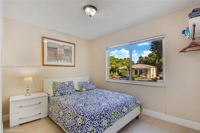 Building Photo - 518 SW 7th Ave