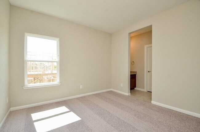 Building Photo - 4711 Hollow Tree Dr