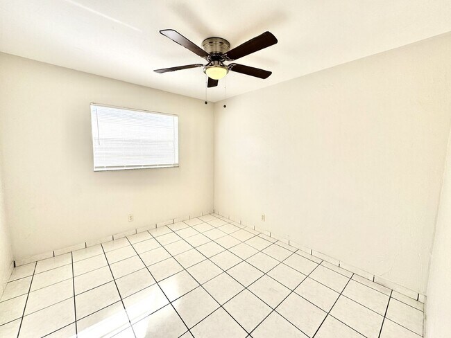 Building Photo - ** NAPLES PARK ** 3 BED / 2 BATH ** PET OK...