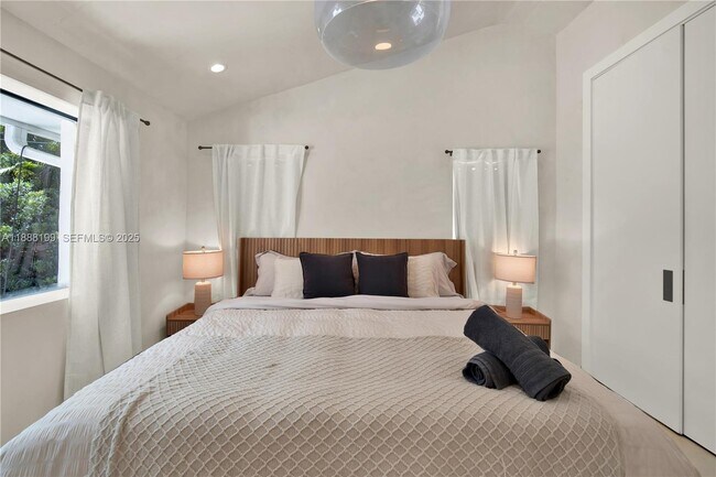 Building Photo - 520 Bay Point Rd