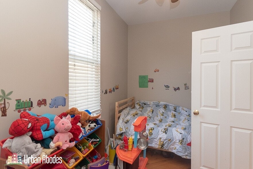 Building Photo - 3144 N Oakley Ave