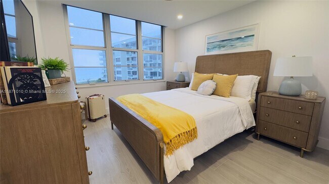 Building Photo - 5161 Collins Ave