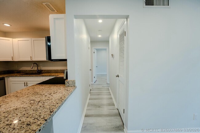 Building Photo - 6231 Bay Club Dr