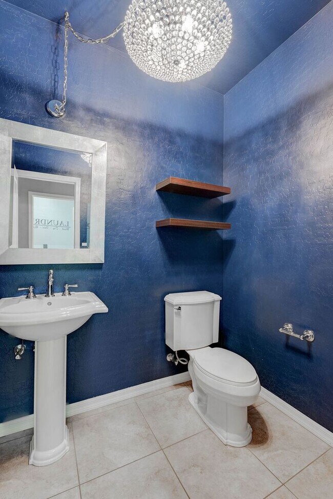 Building Photo - 2589 Chateau Clermont St