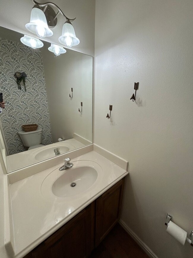 Building Photo - 3 Bedroom 2 Bathroom Townhouse in Midway U...