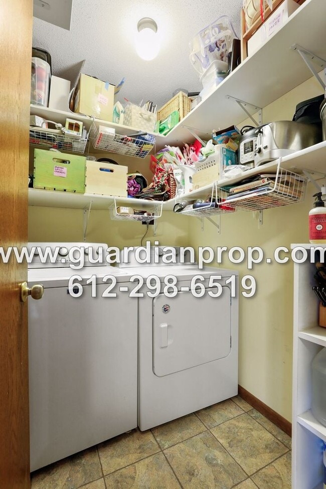 Building Photo - Top Floor Condo Available September 1 in H...