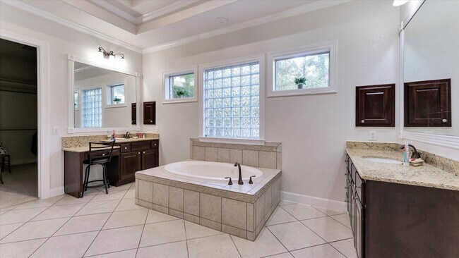 Building Photo - 3 N Fair Manor Cir