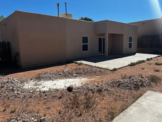 Building Photo - "Charming 3-Bed, 2-Bath Home in Santa Fe's Coveted Solecito Loop"