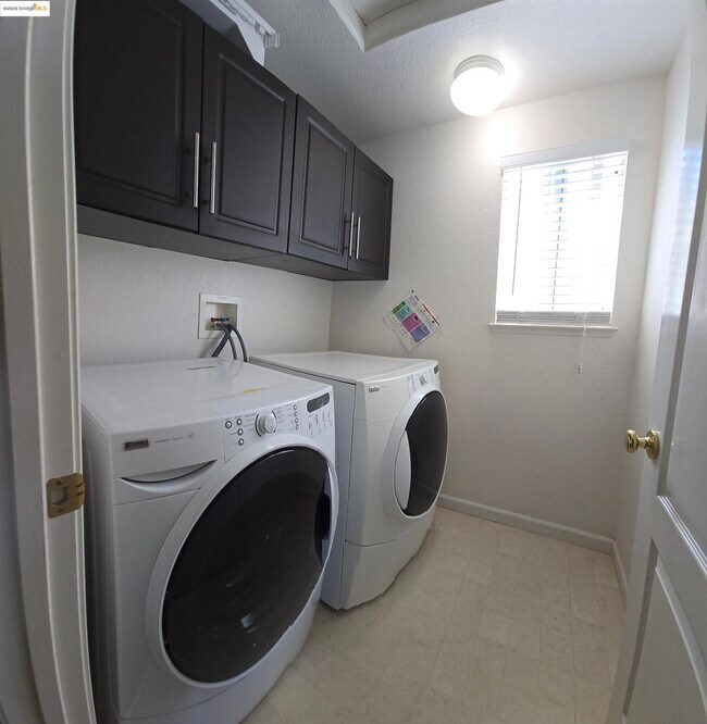 Building Photo - 462 Windwood Dr