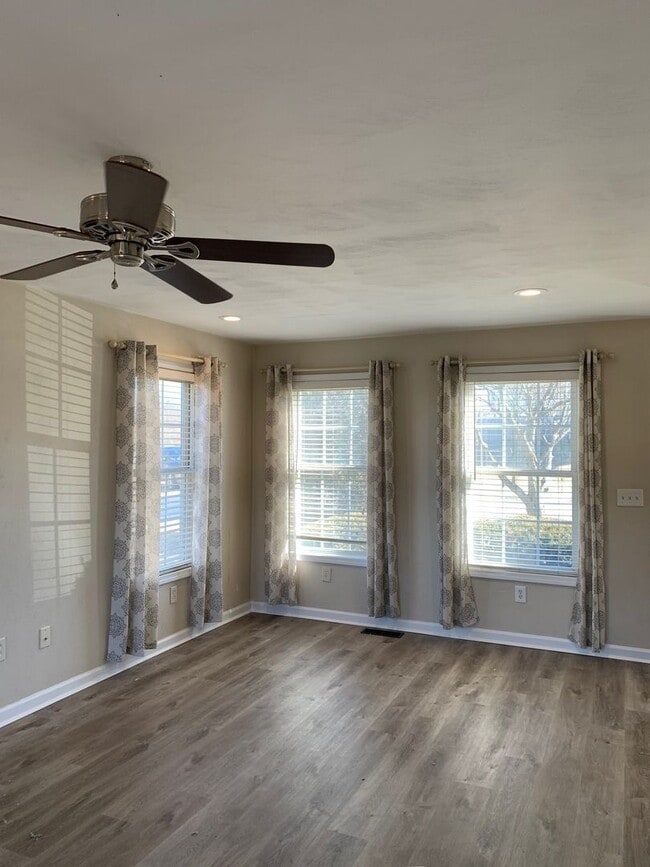 Building Photo - 165 Tula Cir