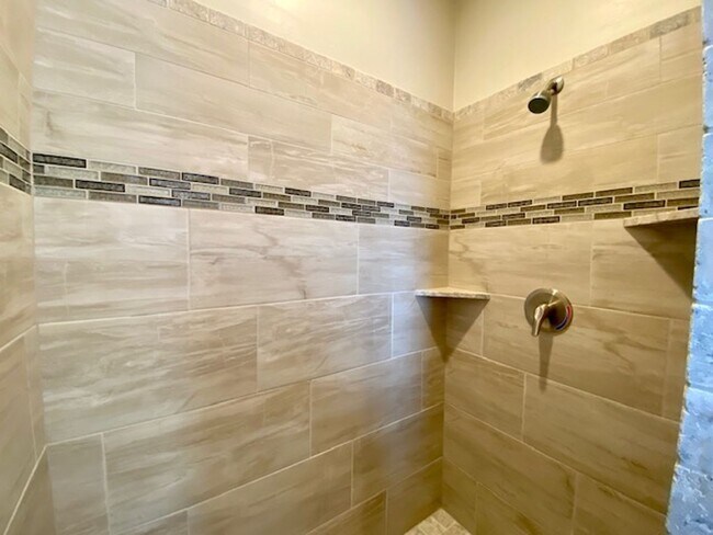 Building Photo - SPACIOUS HOME FOR RENT!