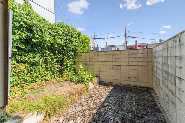 Building Photo - Available for a 9/1 Lease Start! 1 Bedroom...