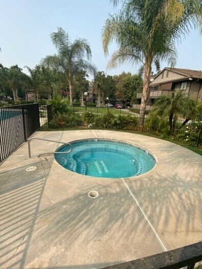 Building Photo - 1190 S Winery Ave