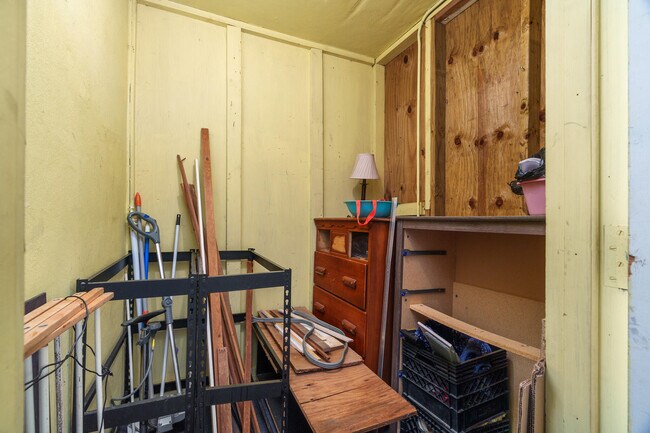 Building Photo - 410 NE 17th Ave