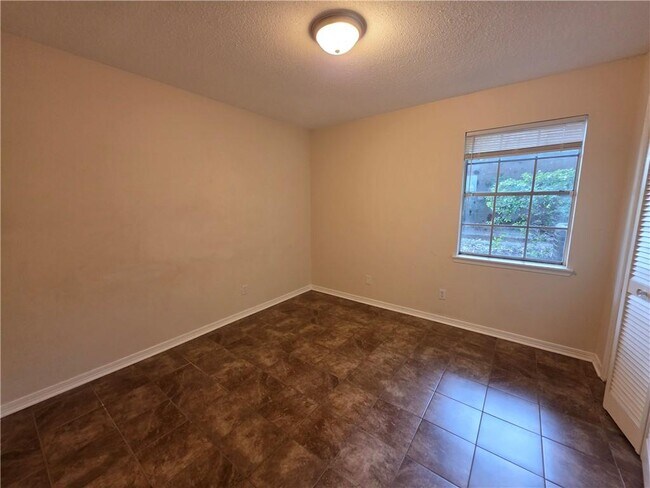 Building Photo - 521 Evergreen Rd