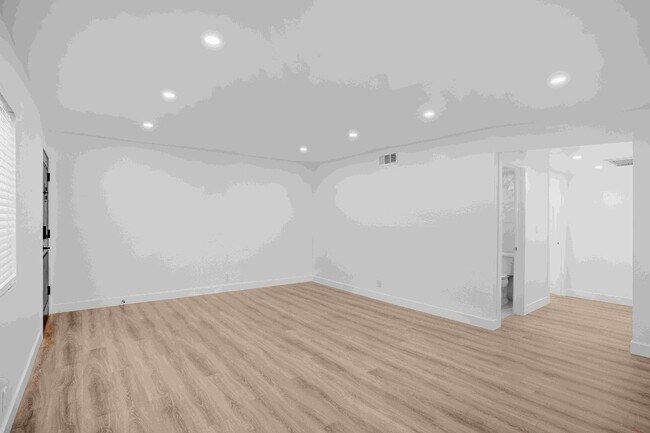 Building Photo - 126 S Marengo Ave