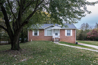 Building Photo - Three Bedroom with Garage!
