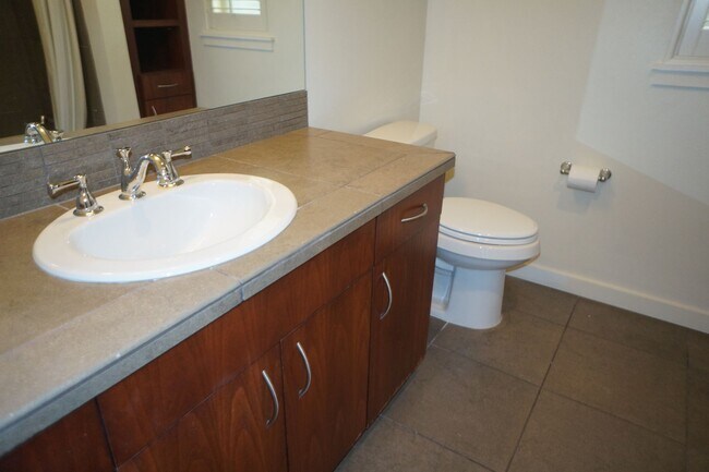 Building Photo - S. Corbett Beautiful two bedroom condo wit...