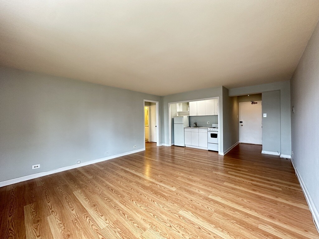 Building Photo - 448 W Wellington Ave