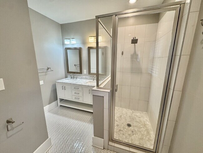 Building Photo - 1046 Tanglewood St