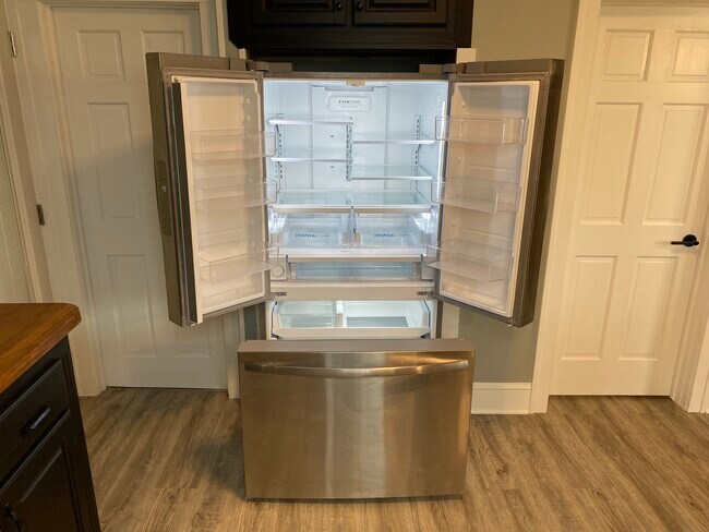 Building Photo - 37 Wyoming St E