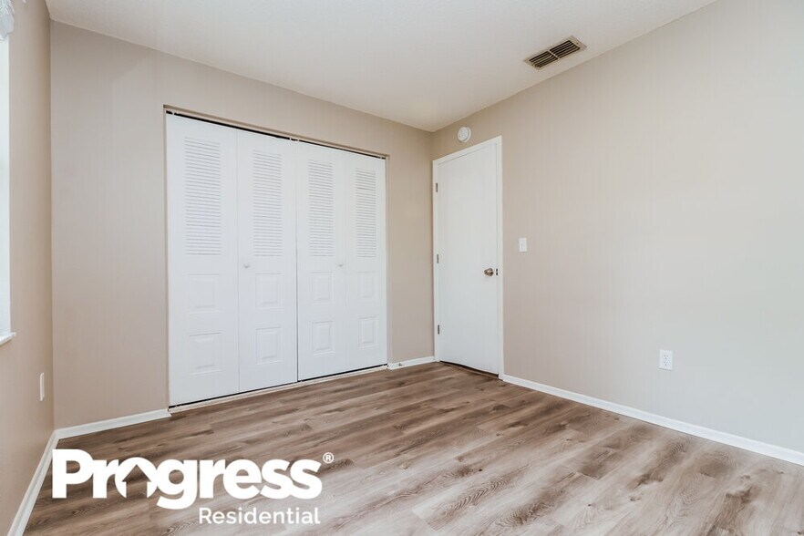 Building Photo - 4910 Hi Vista Cir