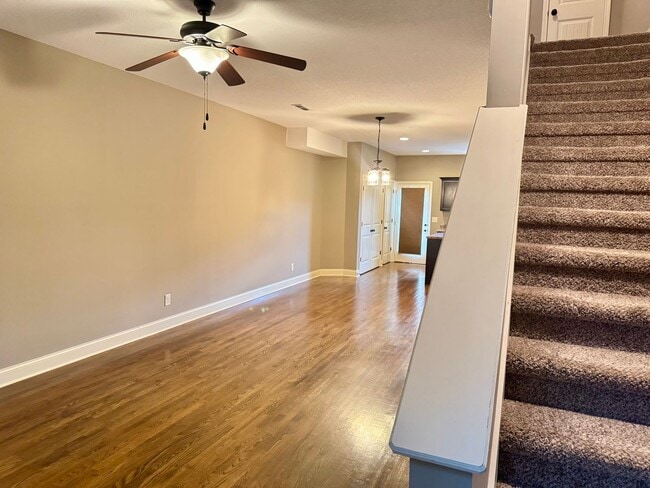 Building Photo - Luxury Townhouse! 2 Bed/2.5 Bath, 1 Car ga...