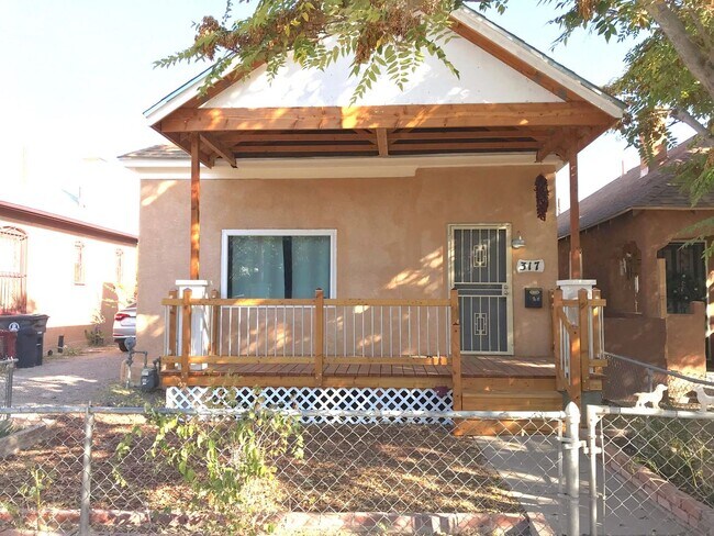 Building Photo - Gorgeous 2 bedroom in Barelas! Great location. Washer/Dryer. 1 car garage.