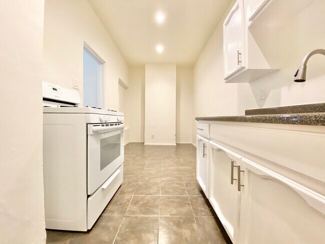 Building Photo - 1516 S Wilton Pl