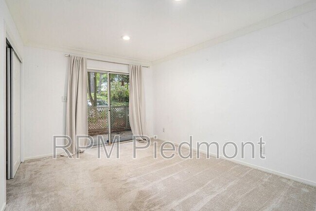 Building Photo - 6820 Glenridge Dr