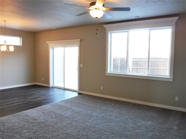 Building Photo - Beautiful and spacious 4 bed 2.5 bath home in Sovi Sub just off Eagle and Victory