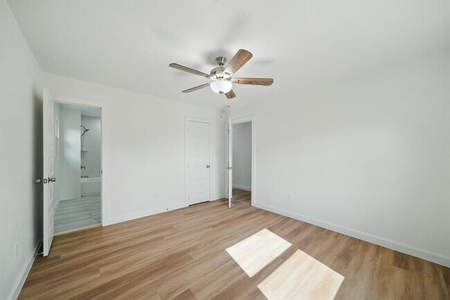 Building Photo - 9711 Derrik Dr