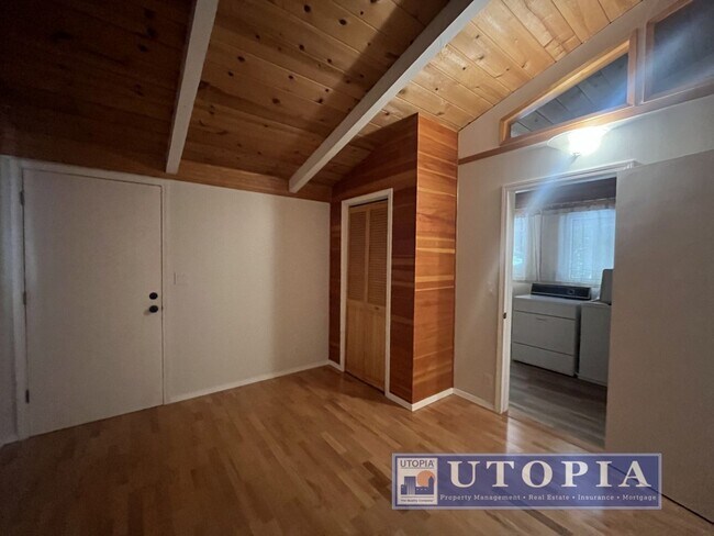 Building Photo - 10585 Redwood Dr