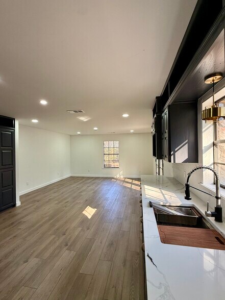 Building Photo - 5901 Star Ln