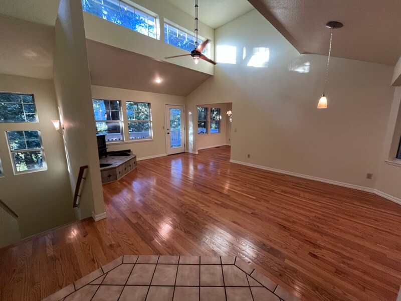 Building Photo - 14959 Drake Rd