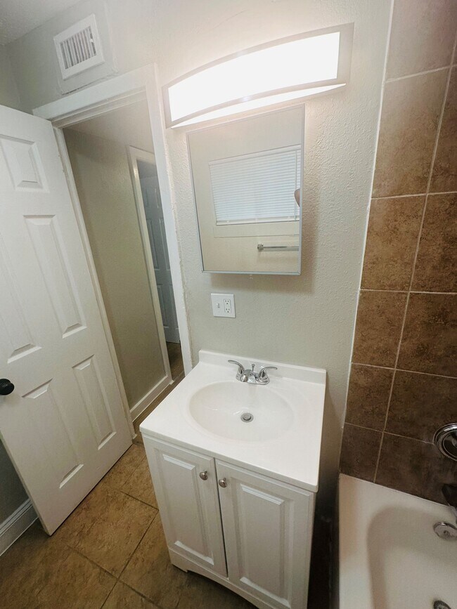 Building Photo - 2558 Spirea St