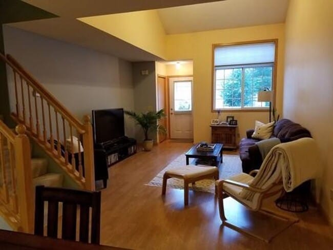 Building Photo - 2 Bed + Loft/1.5 Bath Townhouse- Great Location! Available June 1