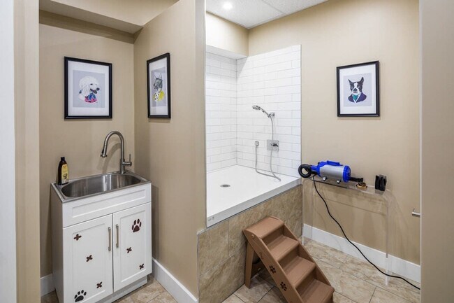 Building Photo - 150S S Independence Mall W