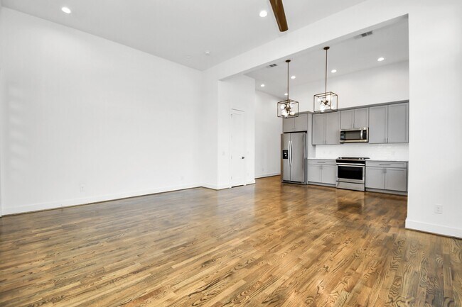 Building Photo - 732 W 22nd St