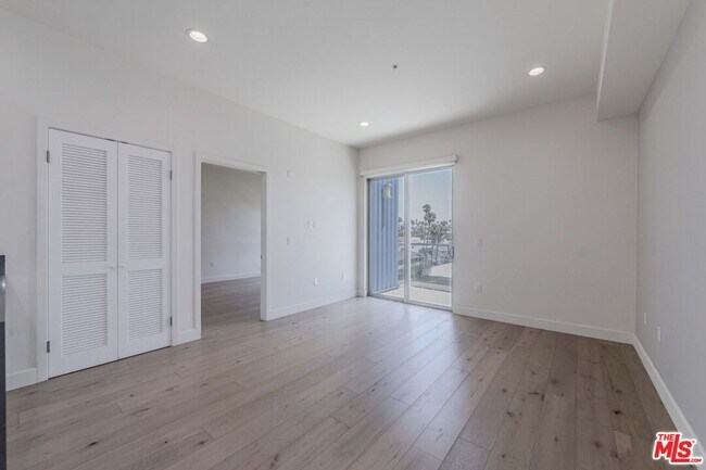 Building Photo - 105 S Mariposa Ave
