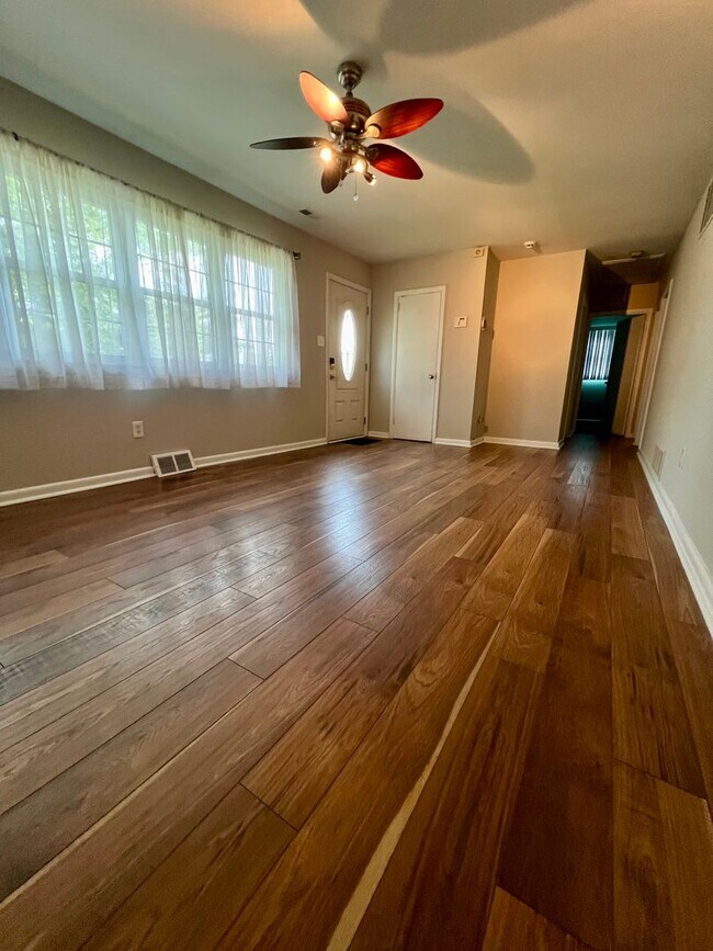 Building Photo - 3-Bedroom Single Family Home in Bristol! A...