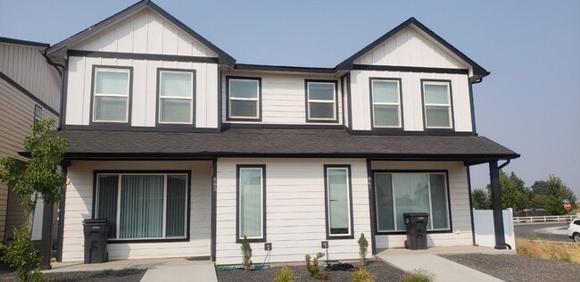 Building Photo - 841 Greenfield Dr