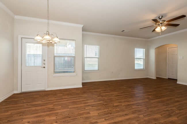 Building Photo - Great 3 bed/2 bath Home Backing onto Holland Park Recreation Area/Trail!!