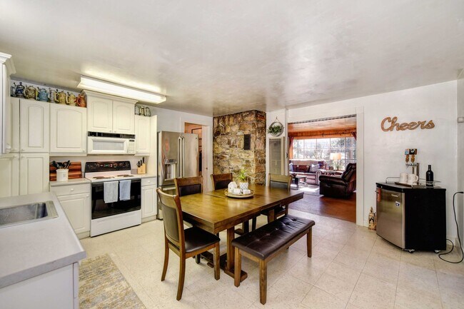 Building Photo - Adorable Home Available June 26th!