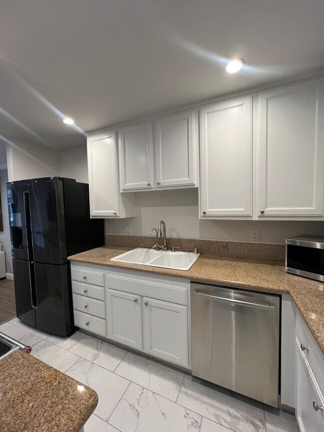 Building Photo - 6526 Ocean Crest Dr