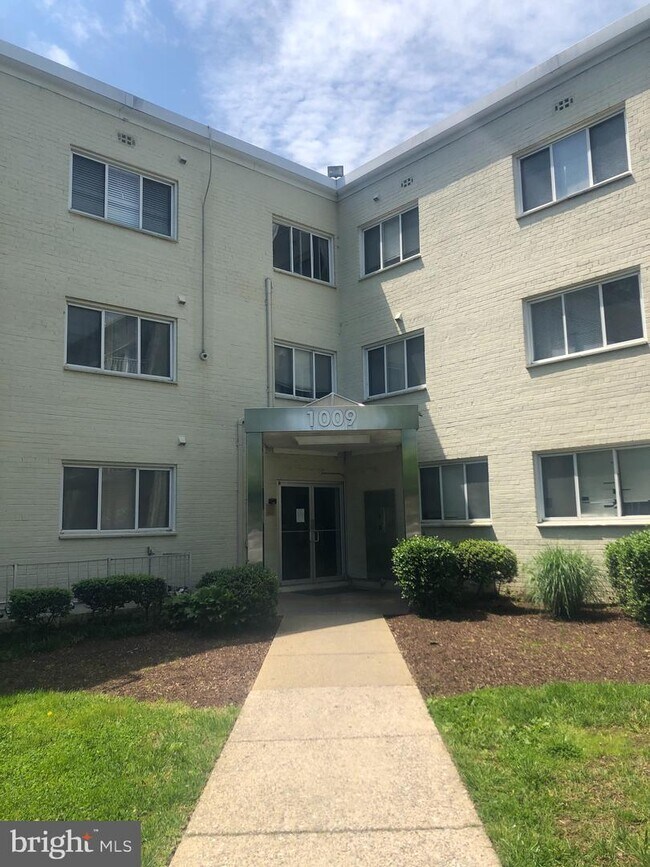 Building Photo - 1009 Chillum Rd