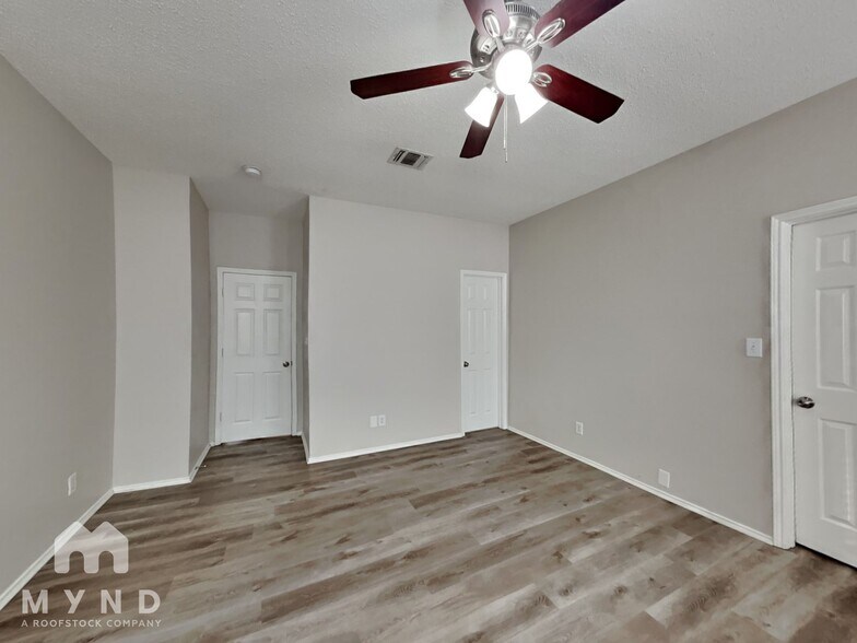 Building Photo - 3941 Overlake Dr