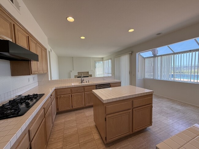 Building Photo - 593 Parkside Dr