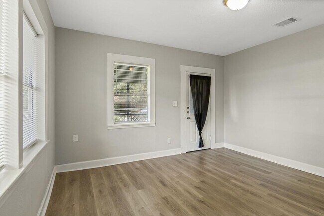 Building Photo - 3 bedroom - 2 bath. New paint, new plumbing and lighting fixtures, new bath vanities, new floorin...